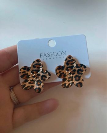 Boucles d’oreilles 🌼 NEUVES avec étiquette forme de fleurs couleur léopard