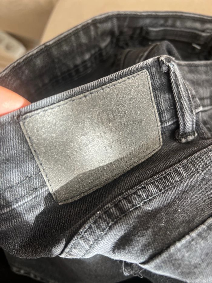 Jeans troués - photo numéro 3