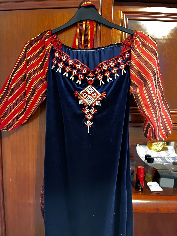 Robe kabyle brodé pour femme , tissu velours bleu marine, ceinture et manches fouta - photo numéro 2