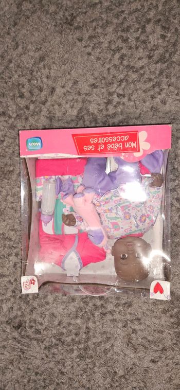 Poupée et ses accessoires mojy