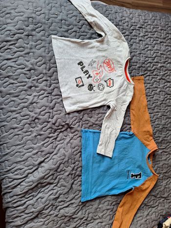 Lot de 2 tee shirts manches longues taille 4 ans
