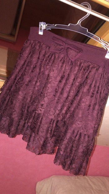 Jupe bordeaux en dentelle en très bon état
