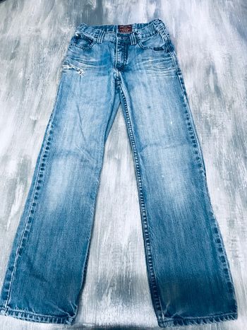 Jeans à trous.