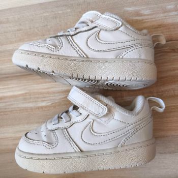 Basket a scratch taille 22 Nike blanche 