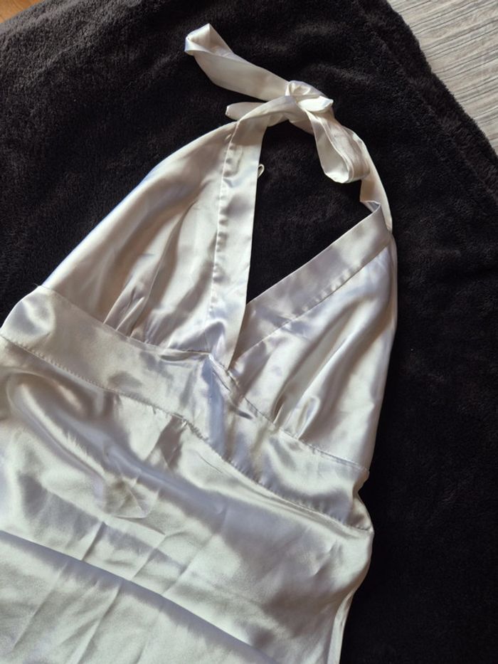 jolie robe blanche satinée dos nu - photo numéro 2