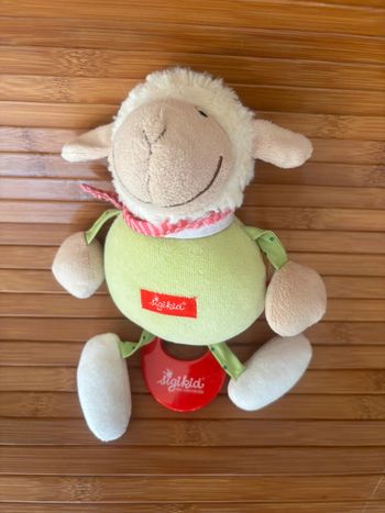 Peluche mouton vert foulard rose musical sigikid