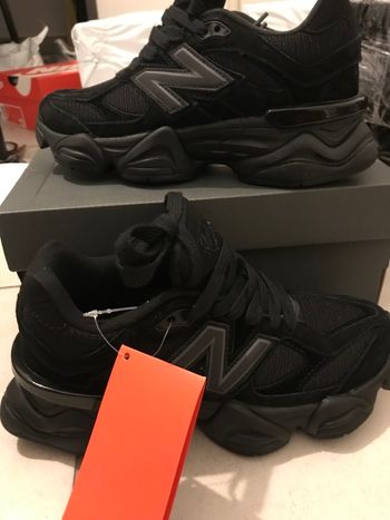 New balance 9060 full black taille 37 neuf
