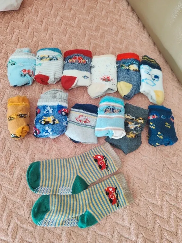 Lot chaussettes de marche intérieures valeur 22€ + chaussettes classique 4-6 ans lot impeccable