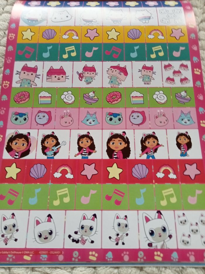 Un feuille de stickers gabby chat