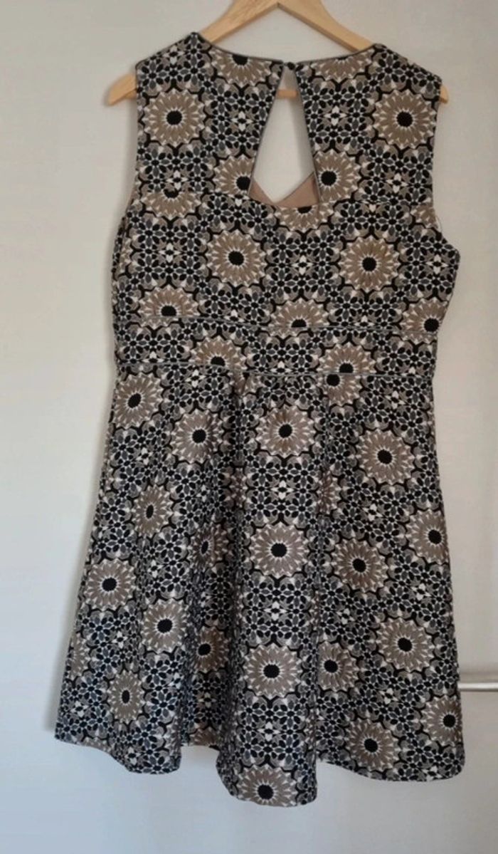 Robe trapèze sans manches à fleurs noir/ taupe/ blanc - photo numéro 7