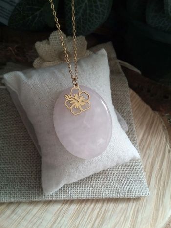 Collier en quartz rose et fleur dorée