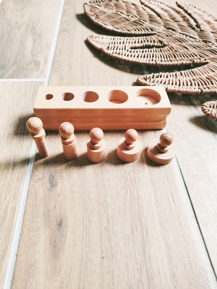 👶Bloc de cylindres-poids en bois Montessori perception dimensionnelle JB1017🐷Puzzle d'encastrement avec bruits d'animaux de la ferme en bois marque Janod JB180
🎀Convient dès l'âge de 2 ans 
🎀Produit de légers sons d'animaux 
🎀Fonctionn