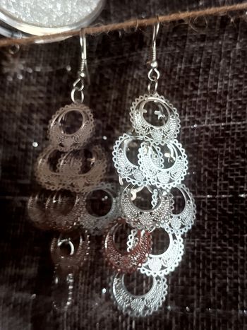 Boucles d'oreilles pendantes argentées neuves