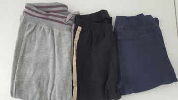 Lot de pantalon fille 10 as 1 verbaudet noir 1 sergent major gris 1 orchestra bleu en très bon état.