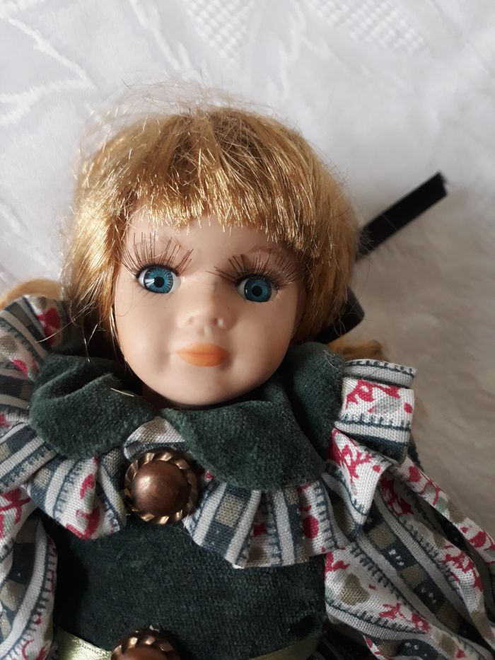 Faby27800 Poupée "Cidal" (22cm) Corps mou tête et demi bras en porcelaine. - photo numéro 3