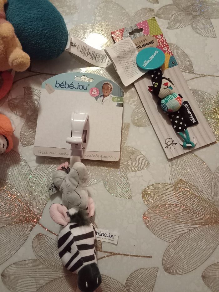 Lot diverses accroches pour bébé - photo numéro 3