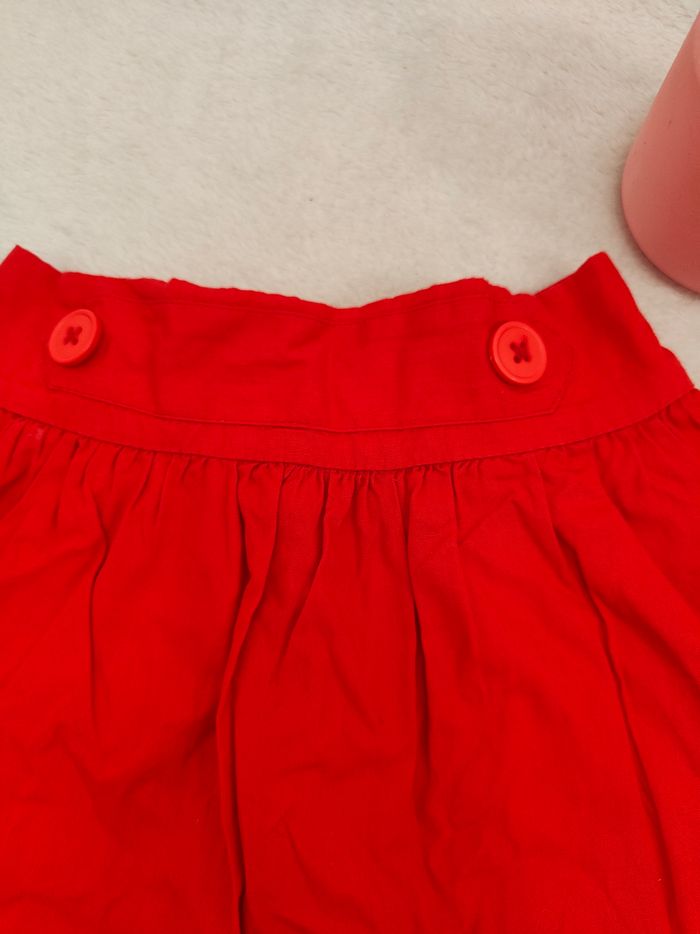 Jupe rouge à bouton - photo numéro 2