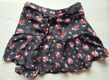 JUPE SHORT NOIR MOTIF FLEURS A VOLANT - STRADIVARIUS