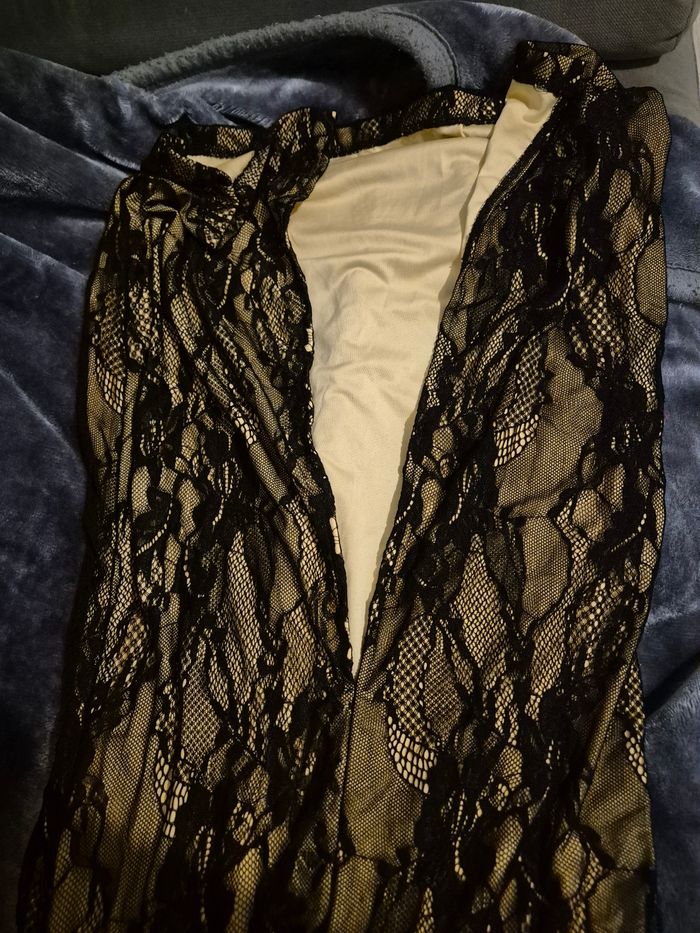 Robe de Soirée Longue Dentelle Noire et Nude - photo numéro 3