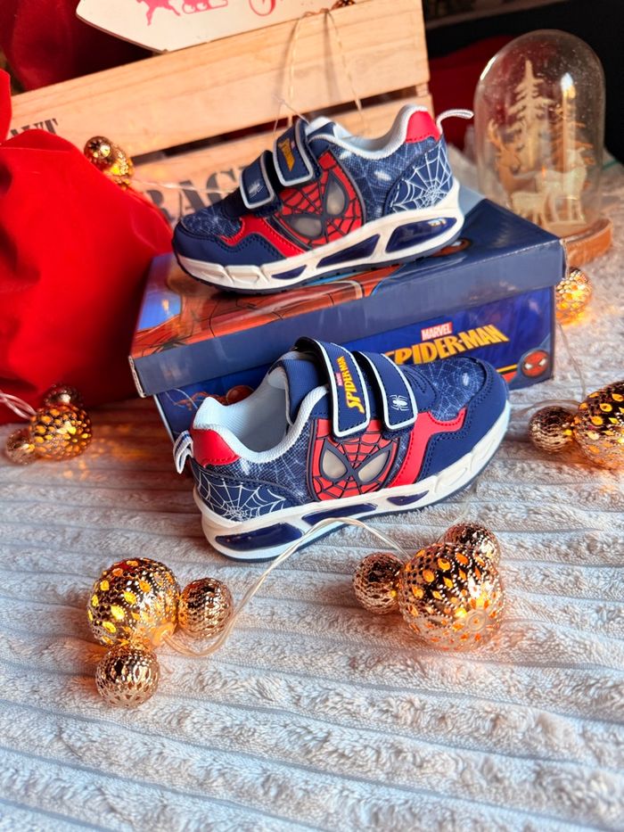 Basket Spiderman lumineux intense - photo numéro 3