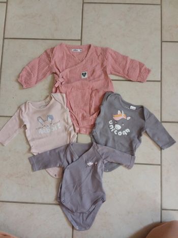 Lot de bodies manche longue 3et 6 mois