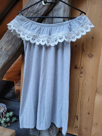 Très belle robe gris chiné, dentelle blanche, 12 ans
