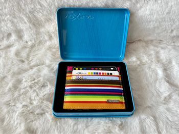 Porte cartes vipxflap et sa boîte de rangement métallique