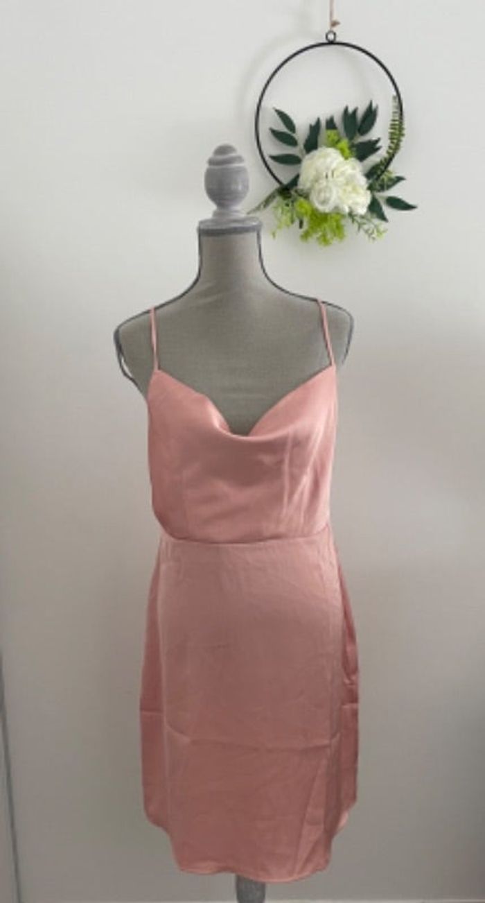 🌸robe satinée rose clair taille 40 vila neuve avec etiquette 🌸