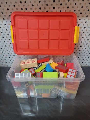 Jouets en bois blocs de constructions, + boite environ 93 pièces