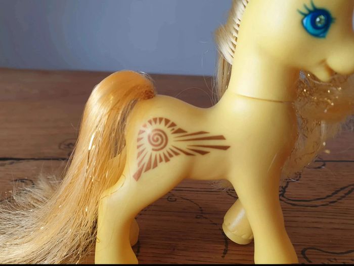Mon  Petit  Poney  G2  Princess Golden Light (Princesse Lumière) (rare) - photo numéro 8