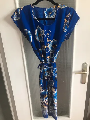 Robe à fleurs bleues