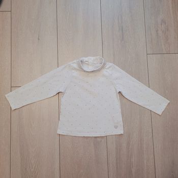 Maillot à col roulé  blanc avec etoiles. Fille 18 mois. Marque Obaibi