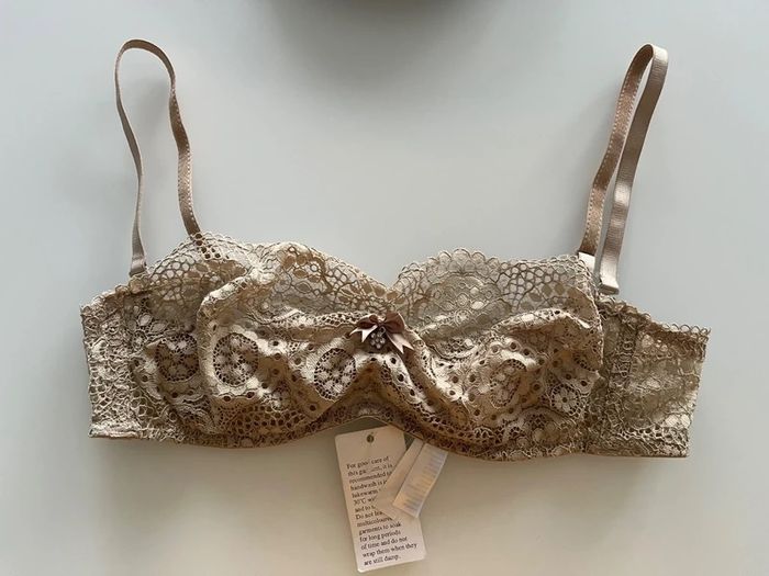 Soutien-gorge beige dentelle Si é lei Taille 80B Neuf avec étiquette
