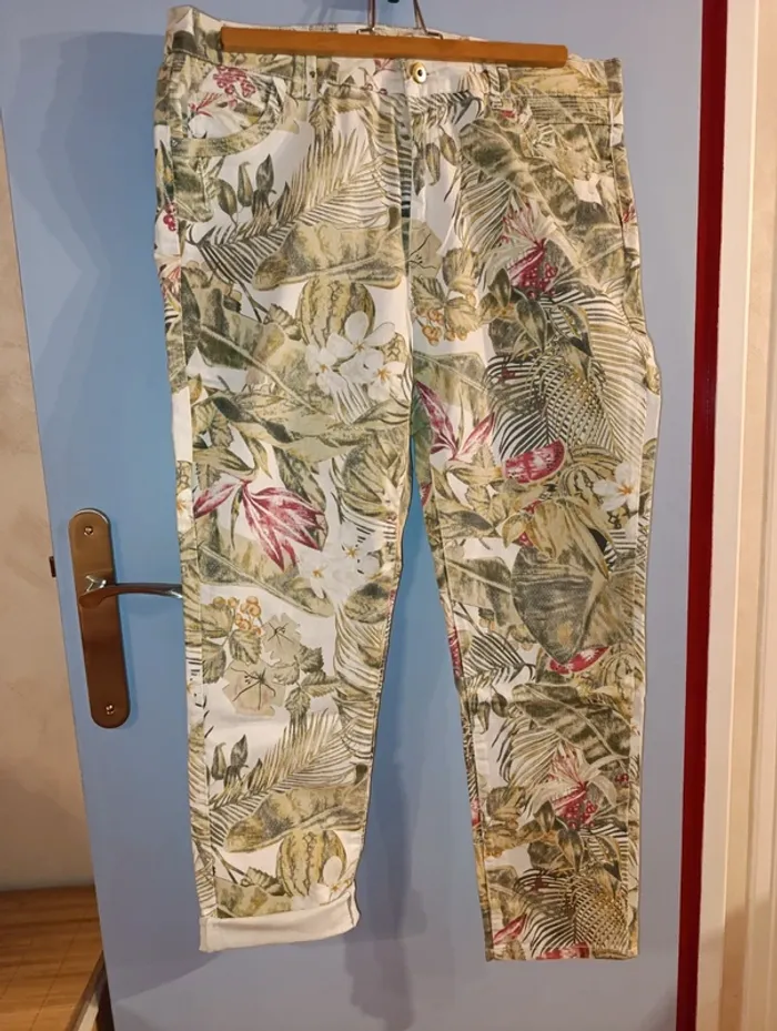 Sublime jean imprimé floral taille 46 en très bon état - photo numéro 3