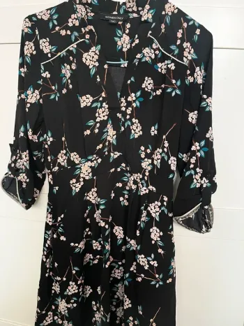 Robe noire à fleur
