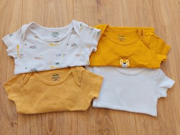 Lot de 4 bodies manches courtes Kiabi 18 mois