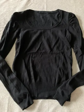 Pull léger noir à col en U avec épaulettes – Taille S