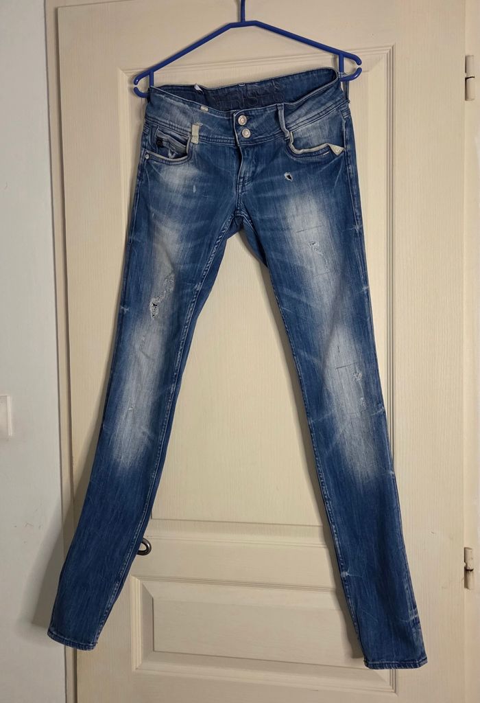 Jean slim Le Temps des Cerises  délavé effet usé – T.26 (équiv. 36/38) – très bon état