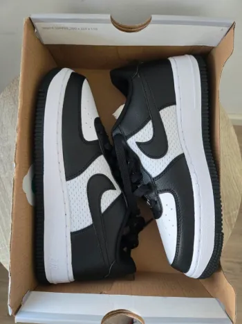Nike air force 1 taille 38,5 neuves blanc noir