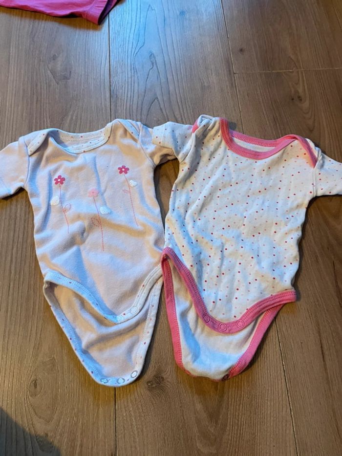Lot 2 bodys manches courtes 3 mois