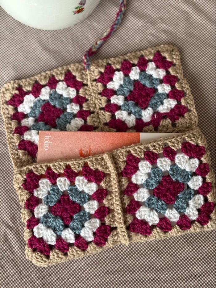 Pochette protège livre, crochet Granny square