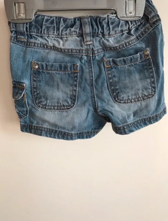Short en jeans 6 mois neuf Jamais porté juste lavé - photo numéro 2