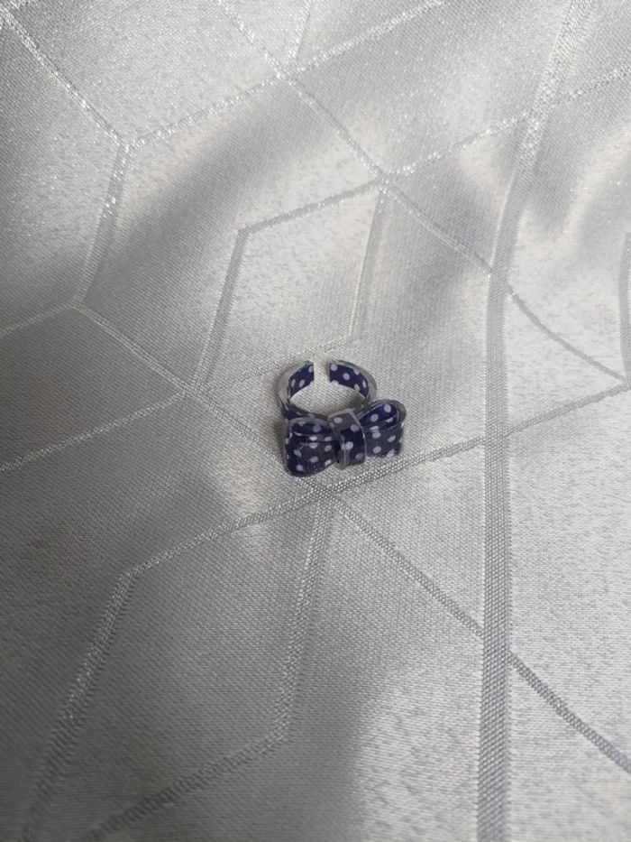 Bague en Plastique Noeud Papillon – Bleu avec Pois Blanc
