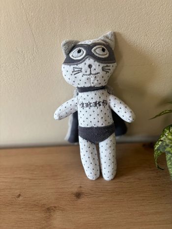 Doudou peluche chat super héros cape gris blanc pois ikks