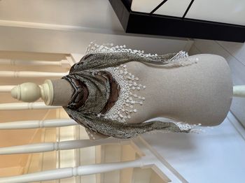 Foulard en triangle en croco marron et dentelle crème