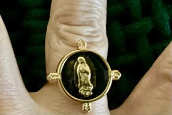 Bague réglable acier inoxydable or médaille résine noire vierge en relief