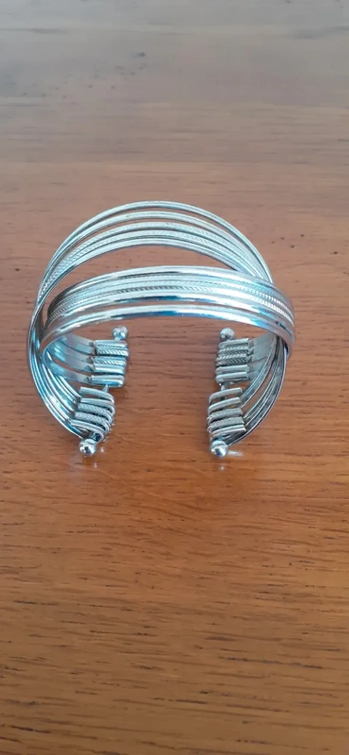 Joli bracelet rigide en métal - photo numéro 4