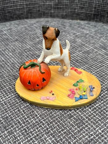Figurine chien avec une citrouille en résine