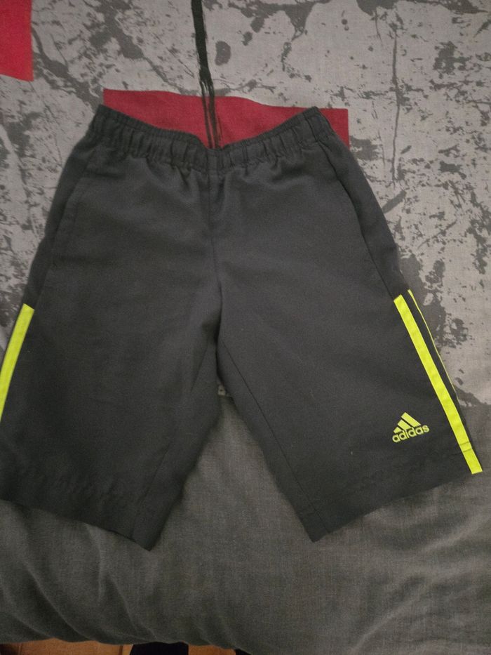 Short Adidas en 4/5 ans - photo numéro 2