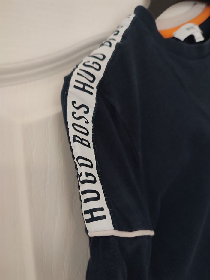 Tee shirt bleu marine Hugo Boss taille 8 ans - photo numéro 3